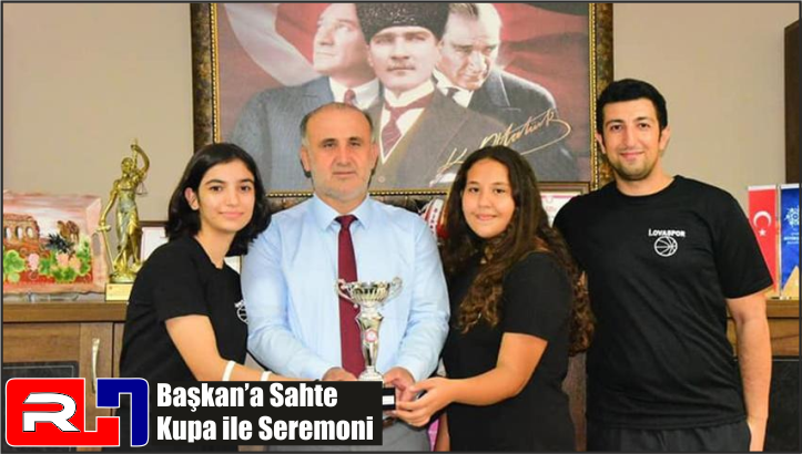 Başkan’a Sahte Kupa ile Seremoni