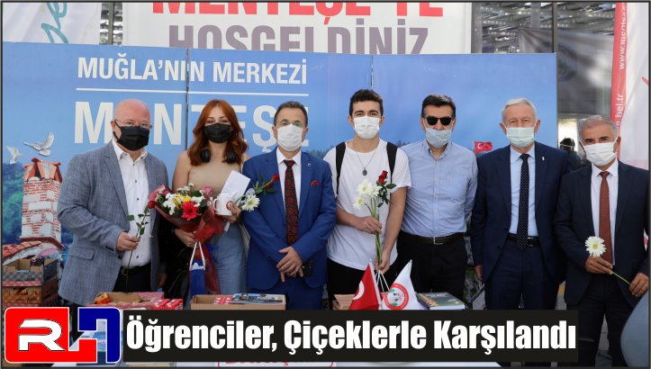 Öğrenciler, Çiçeklerle Karşılandı