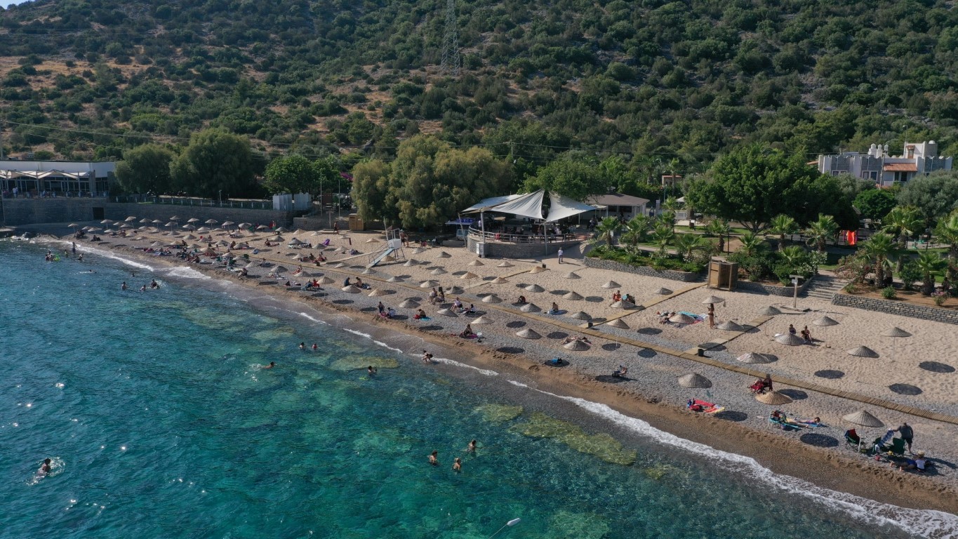 Bodrum Halk Plajı Tatilcileri Bekliyor