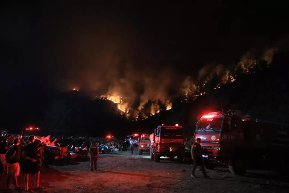 Yangının Duman ve Külleri Marmaris’e Ulaştı