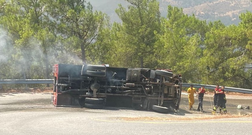 Yangına Giden İtfaiye Aracı Devrildi