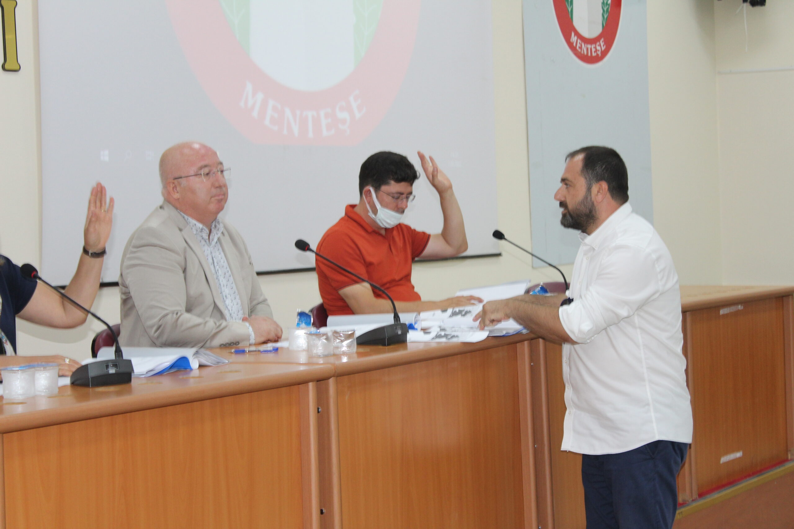 ÇİMENTO MECLİSİ KARIŞTIRDI